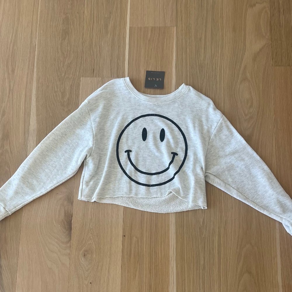 Le Lis Cropped Smile Sweatshirt